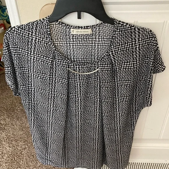 Woman’s top - Picture 1 of 2